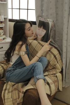 双腿挂他肩上撞击轻哼